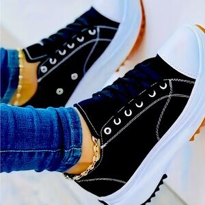 New - Stylish Lightweight Canvas Sneakers - Size 8